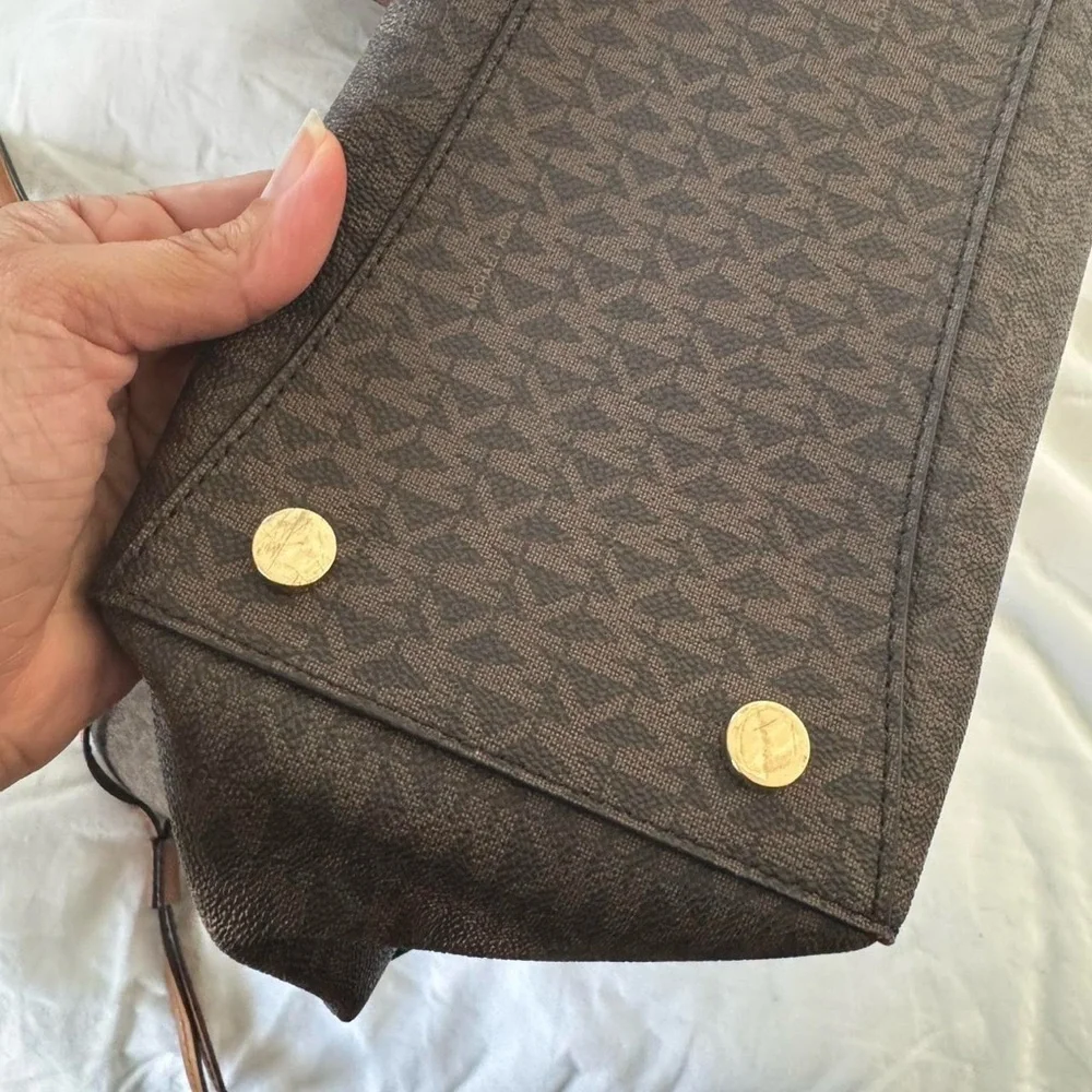 Michael KORS Voyager Medium Logo Tote Bag